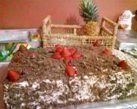 Bolo de chocolate com recheio de flocos e creme com morangos