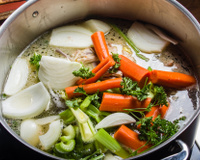 Caldo de legumes com talos e cascas: o jeito mais fácil de encorpar receitas