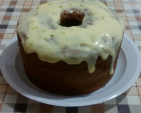 Bolo de iogurte com cobertura de leite condensado e limão