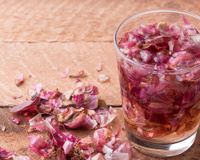 Coloque as cascas de cebola na água: o truque natural que quase ninguém conhece