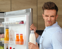 Aqui está uma solução simples, barata e ecológica para acabar com o cheiro ruim da sua geladeira