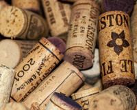 Por que os garçons dão a rolha do vinho para os clientes depois de abrir a garrafa?