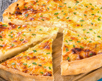 Sempre faço essa torta cremosa de queijo e cebola para o jantar quando quero uma refeição rápida e diferente