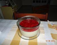 Creme de iogurte com calda de morango
