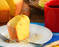 Esse bolo de flocão de milho não leva farinha de trigo e fica delicioso:a receita fácil do TudoGostoso para o café da tarde