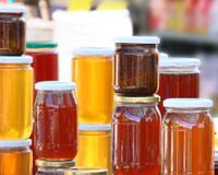 Poucos sabem qual é a diferença entre mel claro e escuro, mas elas podem mudar a receita completamente