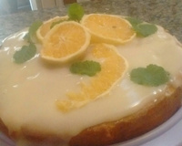 Bolo de laranja com cobertura de laranja.