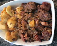 Costela bovina na panela de pressão com linguiça calabresa e bacon