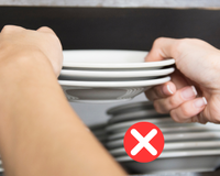 Adeus pratos com poeira no armário: dica que aprendi com uma diarista ajuda a mantê-los limpos por mais tempo