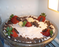 Pavê de chocolate com morangos bem simples