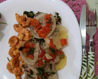 Sardinha ao forno com batata, cebola e tomate