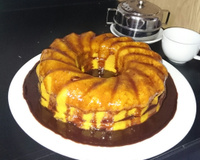 Bolo de cenoura com calda de chocolate de microondas