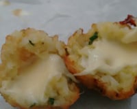 Bolinho de arroz recheado com queijo