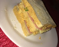 Sanduíche natural de frango bem temperado