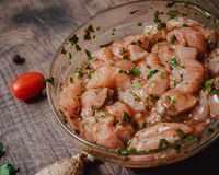 Por que é essencial temperar peito de frango ou lombo suíno dessa forma?