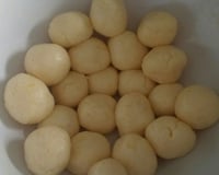Pão de queijo mineiro cascudo e macio por dentro