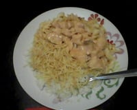 Estrogonofe de frango com macarrão e arroz branco