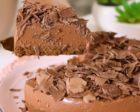Essa torta gelada de chocolate de apenas 5 ingredientes não pode faltar na Páscoa da minha família: cremosa e fácil de fazer, todo mundo pede mais um pedaço
