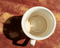 O truque simples que tira manchas de café ou chá das canecas brancas