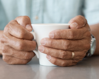 Multimilionária com apenas 11 anos: menina inventa caneca especial para auxiliar avô com doença de Parkinson