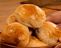 Nada supera um pão de batata caseiro quentinho com manteiga derretendo no lanche da tarde com um café coado