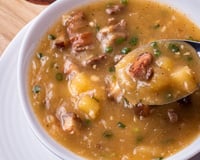 Sopa de mandioca e carne