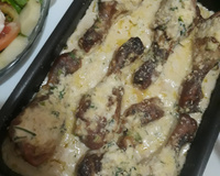 Coxa de frango ao creme de cebola