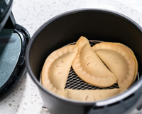 Receita de pastel saudável na air fryer para o lanche: veja como fazer e opções de recheios deliciosos