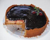 Torta de cream cheese com geleia de jabuticaba