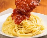 Molho cremoso feito com tomates frescos e manjericão: pronto em 20 minutos para acompanhar qualquer massa