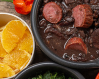 Por que recebemos uma fatia generosa de laranja na feijoada?