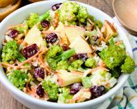 Essa salada de Natal com frango desfiado é um sonho: aprenda receita fácil do prato natalino cheio de frescor
