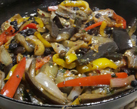 Salada de berinjela com uvas-passas