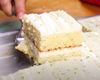 Bolo mousse de limão feito no liquidificador é a receita perfeita para um lanche da tarde digno de cafeteria