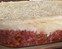 Escondidinho de carne seca com purê de batatas