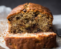 Bolo de banana e ameixa