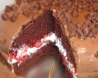 Bolo de laranja com cobertura trufada e gotas de chocolate branco