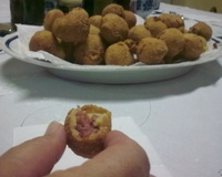 Bolinho de calabresa com queijo
