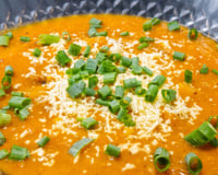 Esfriou! É hora de trocar a janta por uma sopa cremosa e nutritiva: aprenda como fazer caldo de abóbora