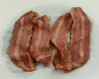 Nem na air fryer, nem na frigideira: bacon crocante e sequinho se faz com papel toalha no micro-ondas