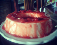 Pudim de iogurte grego com calda de morango