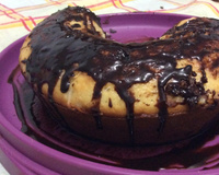 Bolo simples de coco com cobertura de chocolate (muito fácil)