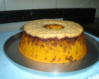 Bolo de cenoura com cobertura de leite condensado cozido e granulado