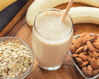 Veja por que você deve deixar a aveia e as amêndoas de molho antes de fazer essa receita de smoothie para ganhar músculos