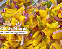 Salada de manga agridoce e refrescante para aproveitar a fruta da estação e todos os seus benefícios de um jeito delicioso!