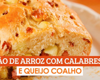Pão de arroz com calabresa e queijo coalho
