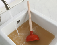 Nem bicarbonato de sódio, nem soda caustica: esse ingrediente simples vai desentupir a pia com facilidade