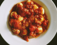 Nhoque de mandioquinha ao molho sugo com manjericão