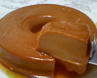 Sempre que eu faço esse pudim de doce de leite não sobra nem a calda no prato: receita cremosa tem um segredo