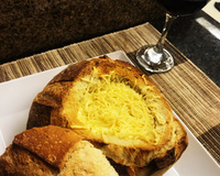 Sopa creme de queijos no pão italiano